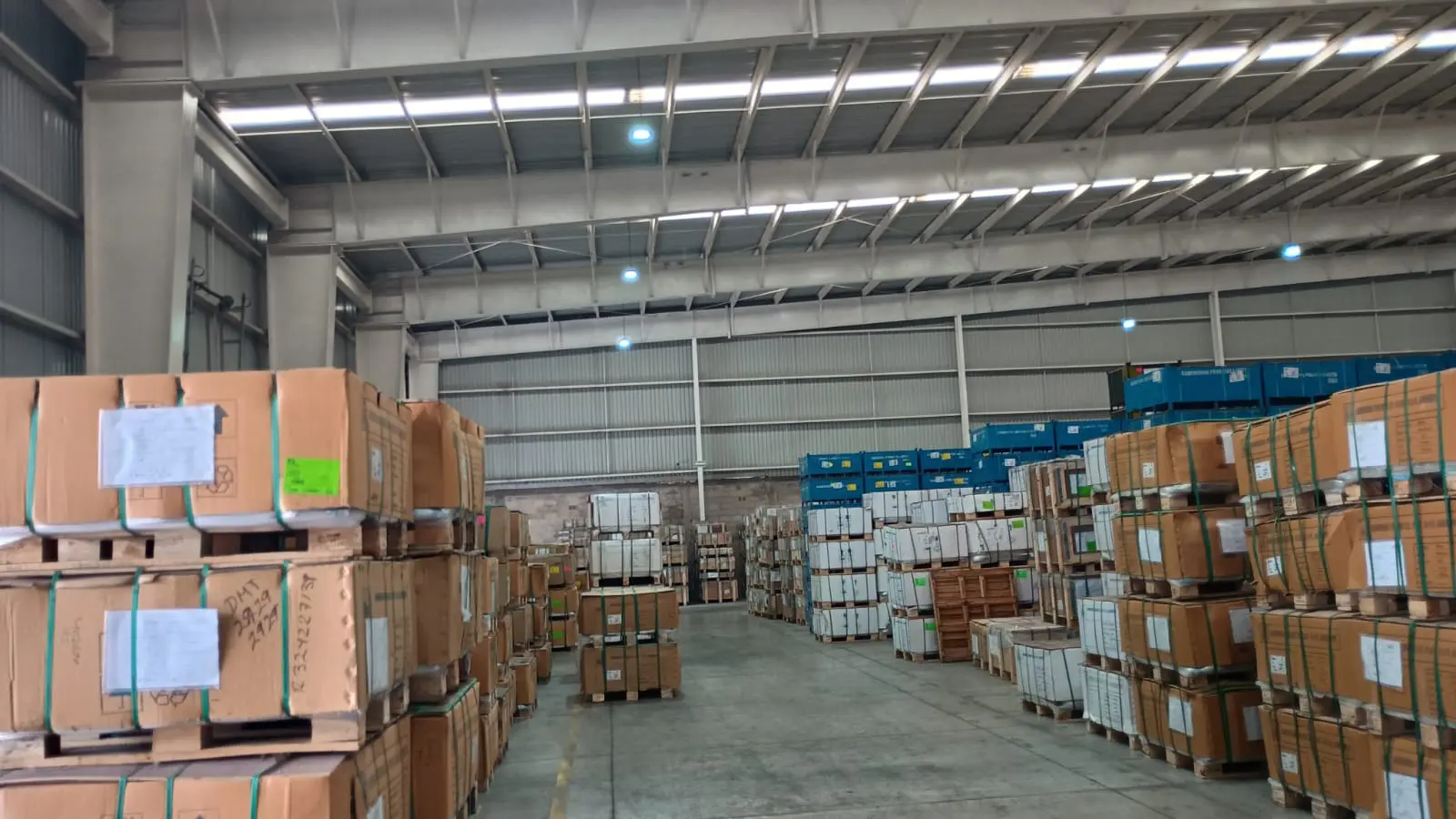 Almacén iluminado con luminarias LED